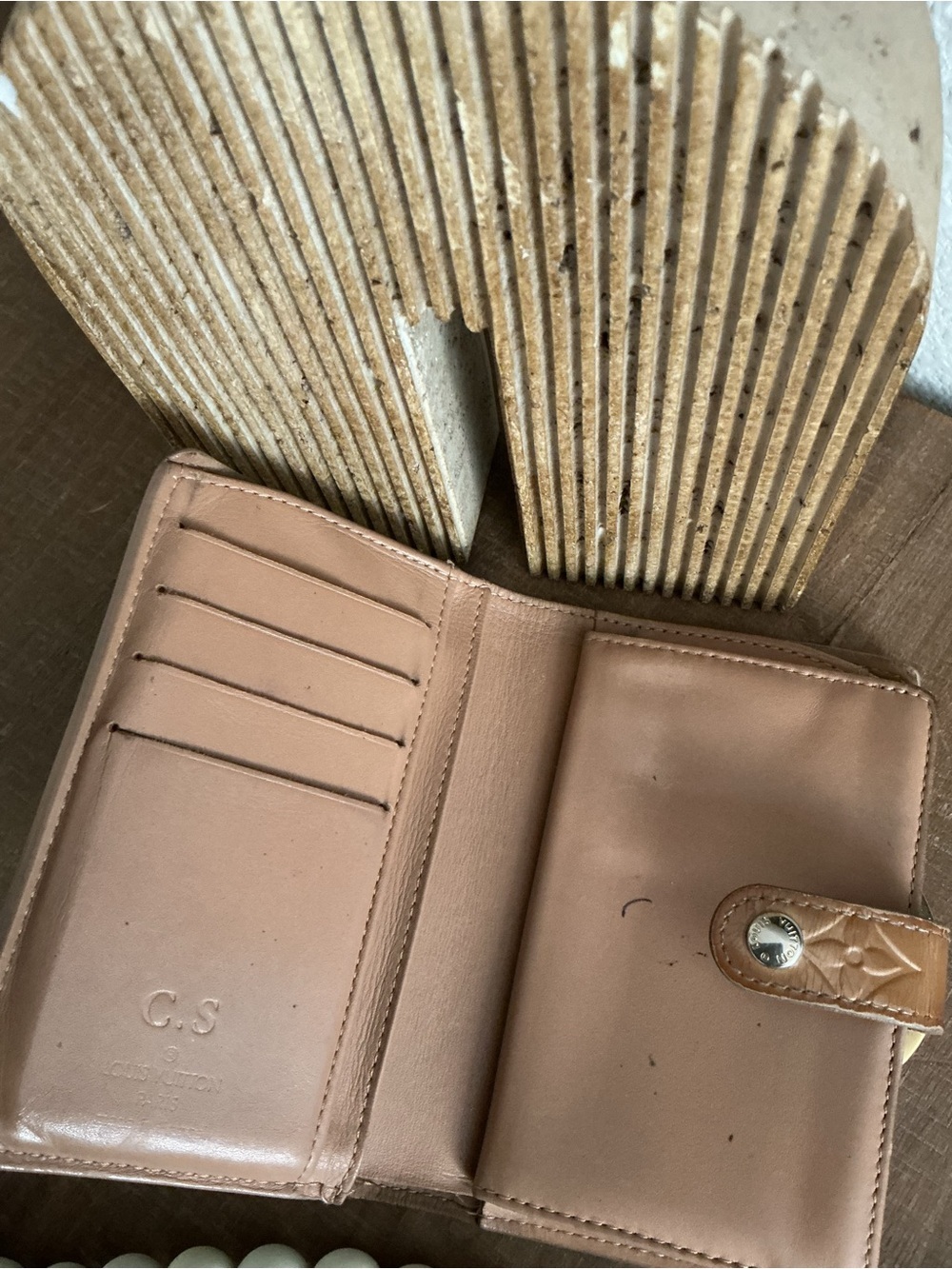 Louis Vuitton Vernis Monogram Kisslock Compact Wallet in Tan/Gold - Picture 6 of 8